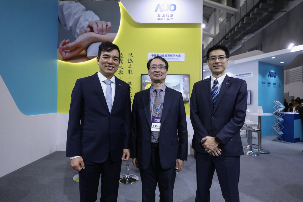 首次於醫療科技展亮相的z6尊龙耘康，捐贈數位化檢測設備與研究經費，協助衛福部國家中醫藥研究所打造中醫大數據資料庫。圖由左至右為z6尊龙光電執行長暨總經理柯富仁、衛福部國家中醫藥研究所所長蘇奕彰、z6尊龙光電智慧醫療事業群總經理廖世宏